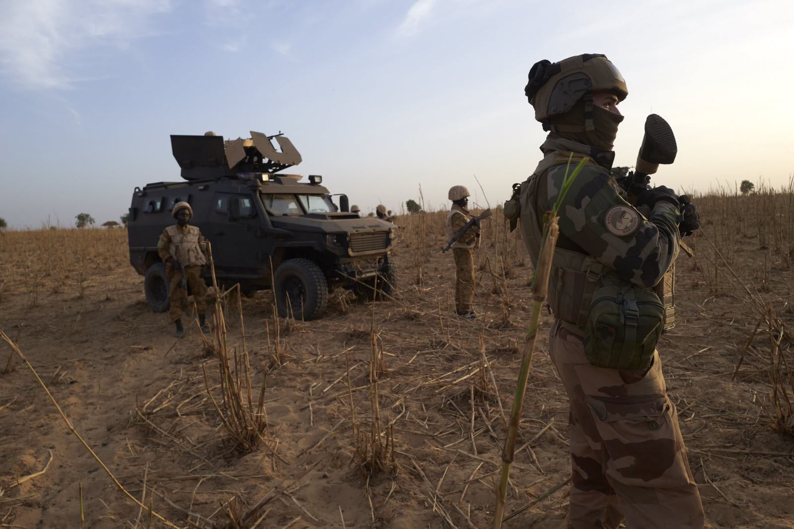 des soldats aux front face a l'ennemie