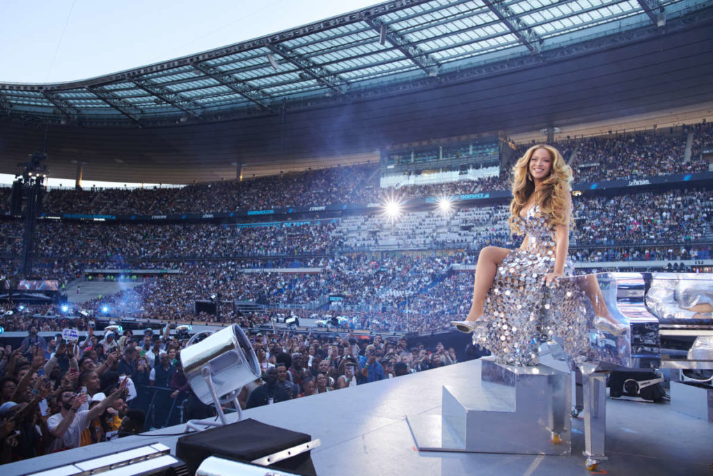 Beyoncé rend hommage a Tina Turner au stade de France