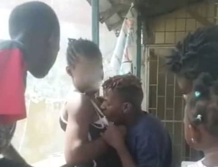 DJ Congélateur embrassant les seins d’une fille devant des enfants